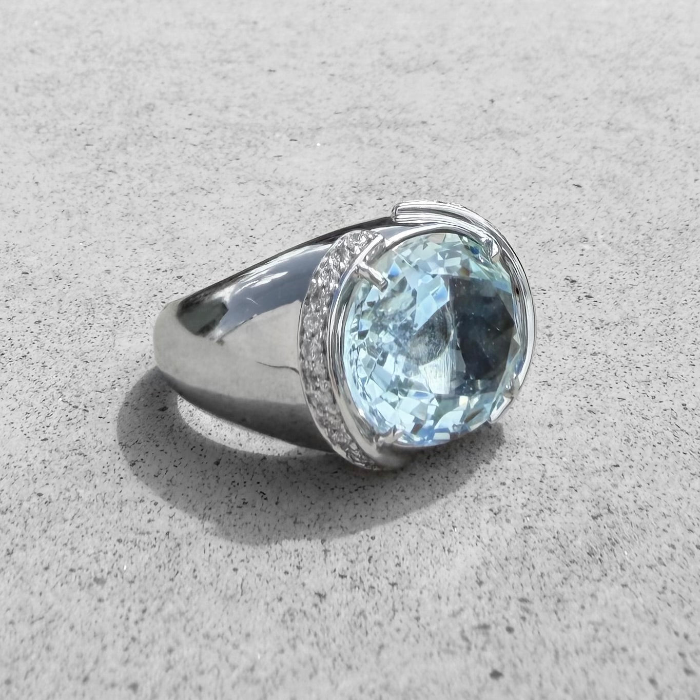 Aquamarine & Diamonds White Gold Ring